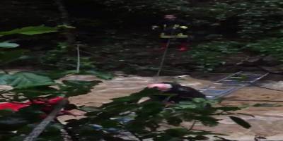 Dere yatağında mahsur kalan yaşlı çiftin imdadına itfaiye ekipleri yetişti