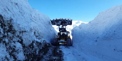 Yüksekova’da 6 metreyi bulan kar tünelleri şaşırttı