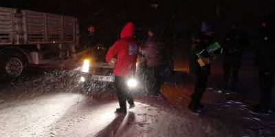 Türk Kızılayı Malatya'da yolda kalan araç sürücülerine kumanya dağıttı