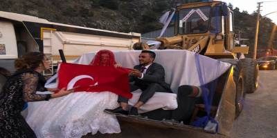 Böyle olur kepçe operatörünün düğünü