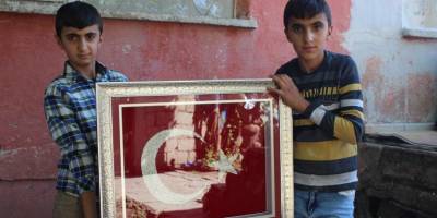 Bayrak sevgisi ile Gönülleri fetheden çocukların zorlu yaşamı