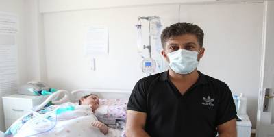 Acılı baba beyin kanaması sonrası yatağa bağlı olarak yaşayan kızı için yetkililerden yardım bekliyor