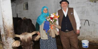 Erzurum’un Oltu ilçesinde 42 yıllık eşine ahırda Sevgililer Günü sürprizi