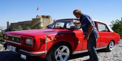 Hurdadan aldığı otomobiline öyle bir değişim yaptı ki görenler hayran kalıyor