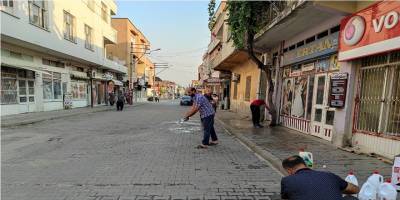 Virüs şüphesi ile tüm mahalleyi çamaşır su ile yıkadılar