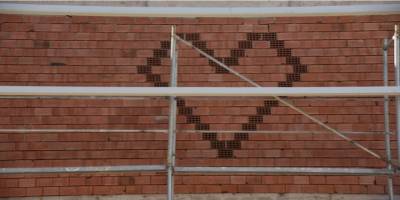 İnşaat ustasının duvara işlediği kalp simgesini görenler hayran kalıyor