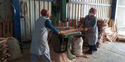 Kereste fabrikasında çalışan kadınlardan erkeklere taş çıkartan işçilik