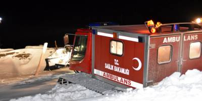 Bitlis’teki çetin kış şartlarında hastaların imdadına paletli ambulanslar yetişiyor