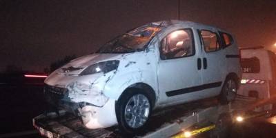 İzmir’de bariyerlere çarpan hafif ticari araç takla attı: 2 yaralı