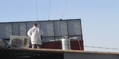 Çatıda reklam panosu yerleştirirken elektrik akımına kapıldı