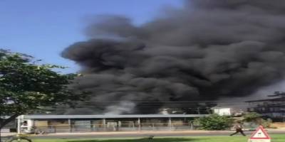 Briket fabrikasında çıkan yangınla gökyüzünü simsiyah dumanlar kapladı