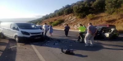 Bursa’nın Gemlik ilçesinde minibüs ile otomobil kafa kafaya çarpıştı