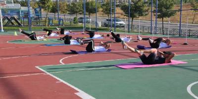 Eskişehir'li bayanların sosyal mesafeli sabah sporu