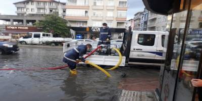 Altınordu’da belediye ekipleri dün yaşanan afetin geriye bıraktığı sorunları çözmeye devam ediyor