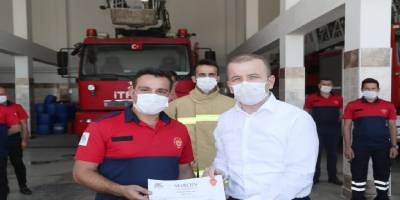 Eğitimlerini başarı ile tamamlayan Mardin'li itfaiyeciler sertifikalarını aldılar