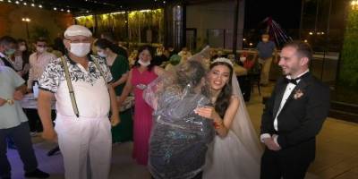 Düğünde gelin ve damada sarılmak için kafasına poşet geçirdi