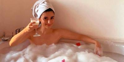 Küvet Pozu Verdi, Çokça Eleştirildi! Cesur Pozlar Sosyal Medya Gündeminde…