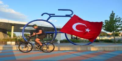 Türk bayraklı bisikleti ile Avrupa'ya Türkleri anlatmak için pedal çevirdi