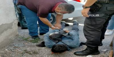 Saniyeler içerisinde kuyumcudaki yüzükleri çalan hırsız kaçmaya başladı