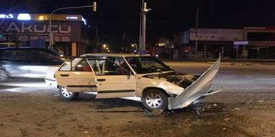 D-100 karayolu sanayi ışıklarında otomobil ile kamyonet çarpıştı: 2 yaralı