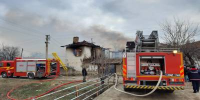Denizli'de iki katlı ahşap ev alev alev yandı