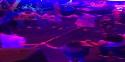 Teknede vur patlasın çal oynasın! Sosyal mesafenin hiçe sayıldığı eğlence kameralara böyle yansıdı!