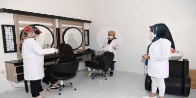 Muş Belediyesi bünyesinde açılan güzellik ve saç bakım kursu yoğun ilgi görüyor