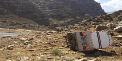 Bahçesaray'a giden araç uçuruma yuvarlandı; 2 yaralı