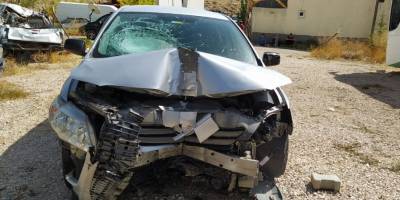 Direksiyon başında uyuyan sürücü direğe çarparak ağır yaralandı