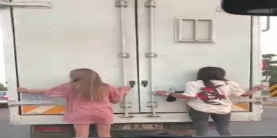 Antalya'da patenci kızların trafikteki  tehlikeli oyunu kameralara böyle yakalandı