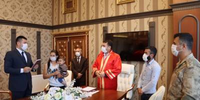 Kaymakam ve başkan devreye girdi ayrılan çift bebekleri ile birbirlerine yeniden evet dediler