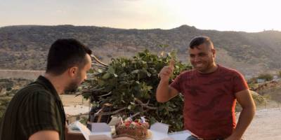 Hiç tanımadığı birisi tarafından hayatında ilk kez doğum günü kutlandı