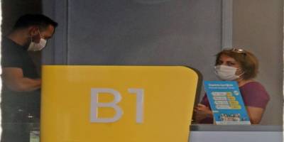 Bıçakla gelip kargo gönderme bahanesiyle elinde kutuyla girdiği PTT’yi soydu