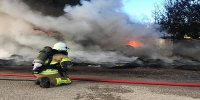 Bursa'da lastik deposu alev alev yandı!