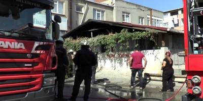 Ataşehir'de 2 katlı binanın üst katında çıkan yangın panik yarattı