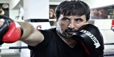 3 torun sahibi 57 yaşındaki kick bokscu gençlere taş çıkartıyor!