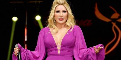 57 yaşındaki Seda Sayan transparan elbisesiyle nefes kesti