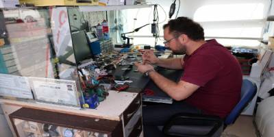 Dükkan kiraları yüksek olunca saat tamircisinin bulduğu ilginç yöntem görenleri şaşırtıyor!