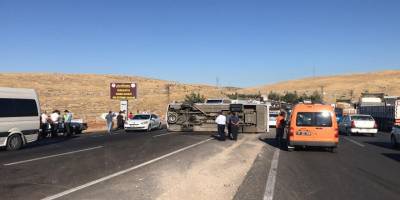 Şanlıurfa'da işçi servisinin devrilmesi sonucu 14 kişi yaralandı