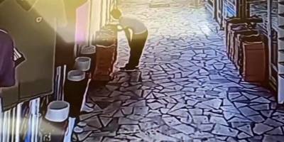Ayakkabıları önce inceledi sonra gözüne kestirdiklerini alıp kaçtı