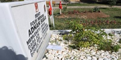 Şehit mezarlarına bırakılan esrarengiz mektuplar, şehit ailelerini, hem duygulandırdı hem üzdü!