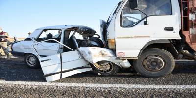 Şanlıurfa'da,otomobil ile kamyonet kafa kafaya çarpıştı 2 ölü 2 yaralı