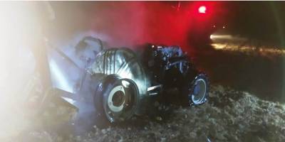 Tarlada park halindeki traktör yanarak kül oldu