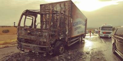 Kırıkkale'de nakliye firmasına ait kamyon içerisindeki eşyalar ile birlikte alev alev yandı