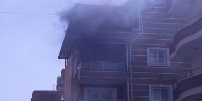 Hatay'da, siteye sıçrayan yangına polisler müdahale etti