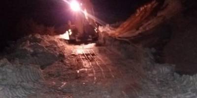 Traktörüyle kara saplanan kişi donmaktan kurtarıldı