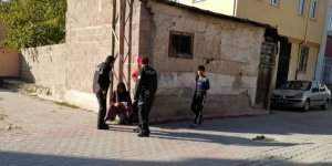 Annesinin Kolunu Kesen Cani Evlat Yakalandı