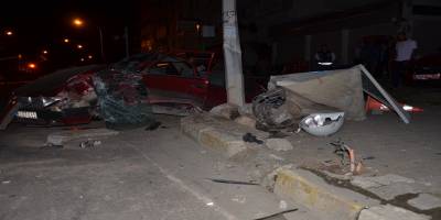 Direksiyon hakimiyetini kaybeden otomobil, elektrik direğine çarparak paramparça oldu