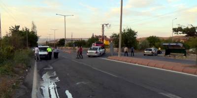 Kayseri'de hatalı u dönüşü yapan kamyon otomobille çarpıştı