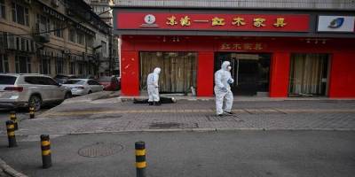 Umutsuz Wuhanlılar paralarını uçak yapıp camdan attı